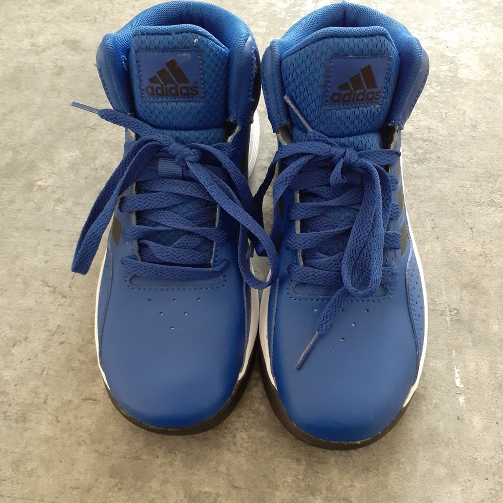 New without tags! Adidas kids sneakers Size 3